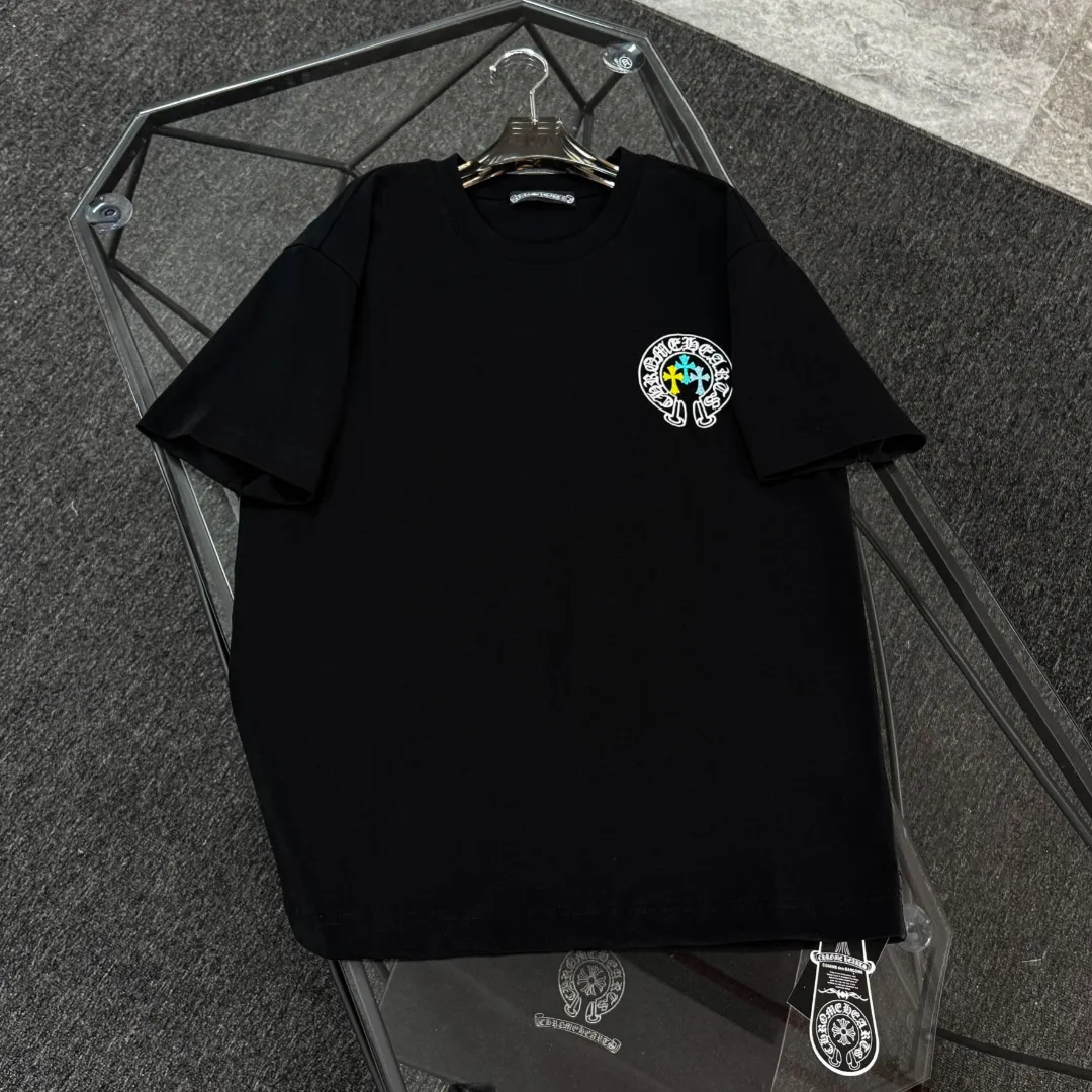 P180 Chrome Hearts Chrome Hearts 25 high-end versions. The fabric is made of 300 grams of high-density pure cotton. It does not deform or shrink. It has three labels. It is the same style for men and women. Technology: leather embroidery. Color: white, black. SIZE: S-XL.